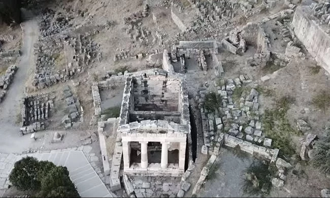 Ο «ομφαλός της γης»: Oι Δελφοί σε ένα εναέριο βίντεο που κόβει την ανάσα